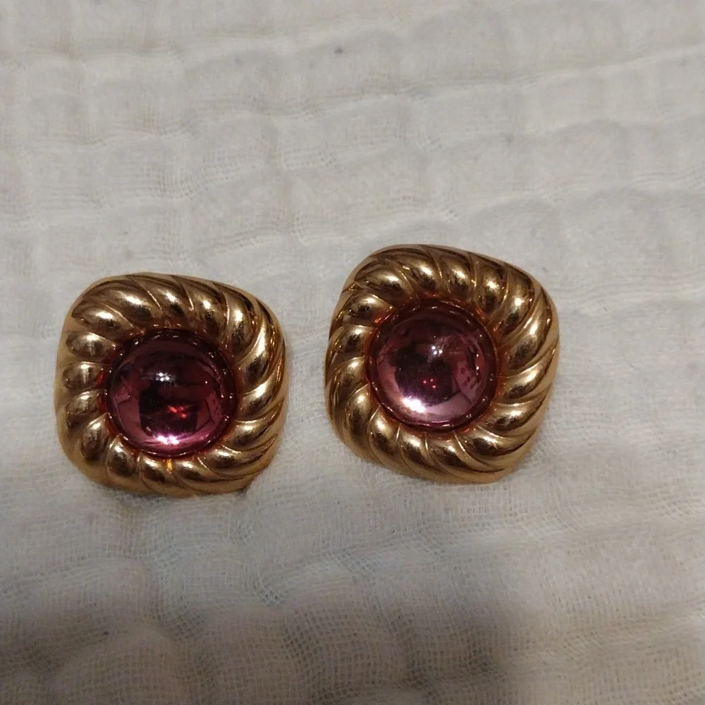 Vintage, Avon 1980, elegant purple and gold pierced earring with glass cabochon. - Picture 2 of 4